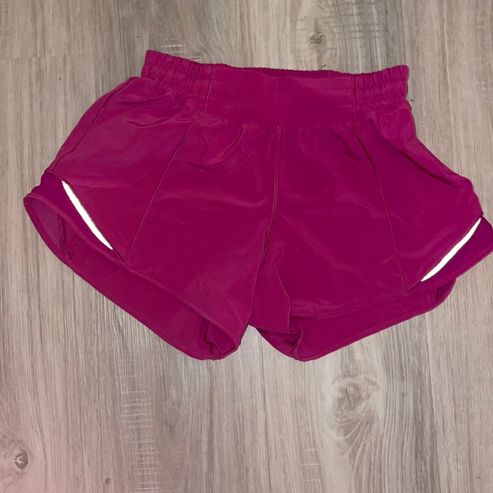Lululemon Hotty Hot 4” sz 4 Ripened Raspberry